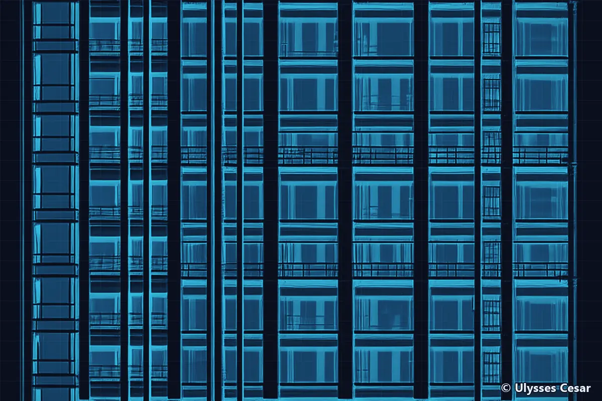 Desenho em linhas ciano sobre fundo azul-marinho: fachada de edifício de vários pavimentos, com varandas, guarda-corpos e montantes verticais como os de um andaime.